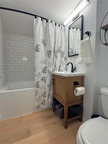 416 Lyle St, Winnipeg, MB - Indoor Photo Showing Bathroom