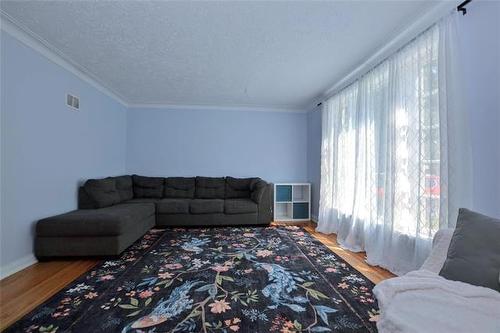 416 Lyle St, Winnipeg, MB - Indoor Photo Showing Living Room