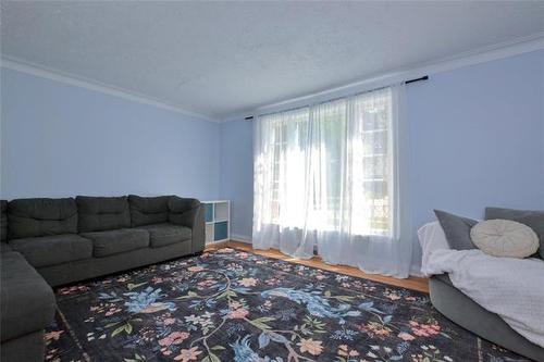 416 Lyle St, Winnipeg, MB - Indoor Photo Showing Living Room