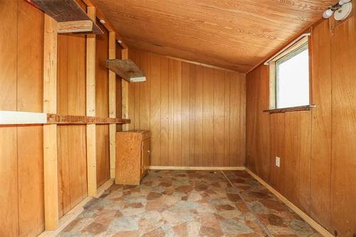 741 Stella Ave, Winnipeg, MB - Indoor Photo Showing Other Room