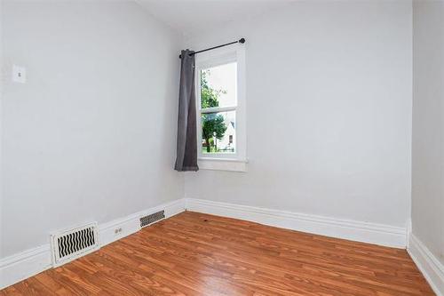 741 Stella Ave, Winnipeg, MB - Indoor Photo Showing Other Room