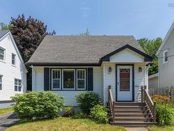 27 Esdaile Avenue  Dartmouth, NS B2Y 3N5