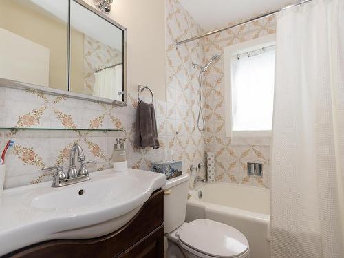 12 Central Avenue, Amherst, NS - Indoor Photo Showing Bathroom
