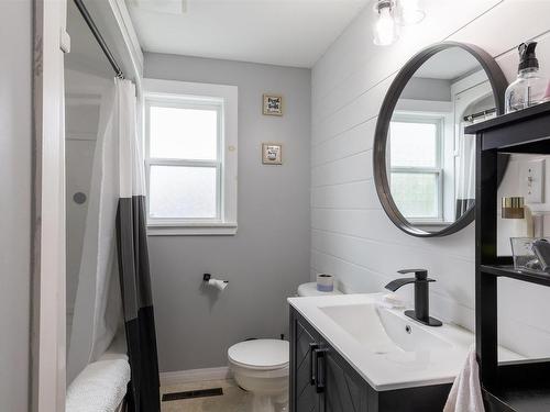 69 King Street, Yarmouth, NS - Indoor Photo Showing Bathroom