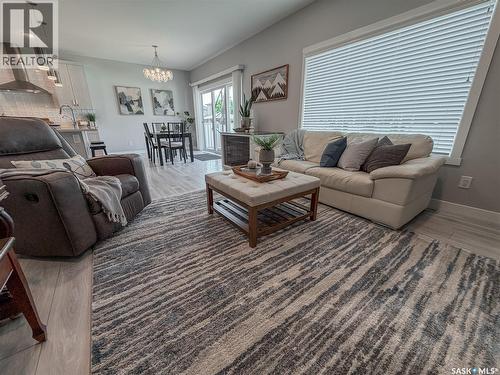 3755 Gee Crescent, Regina, SK - Indoor Photo Showing Living Room