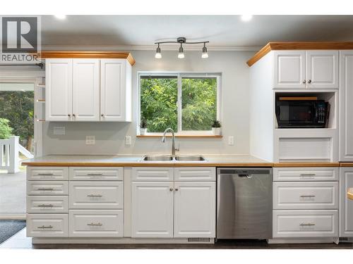 3467 Lockhart Crescent, Armstrong, BC - Indoor Photo Showing Kitchen With Double Sink