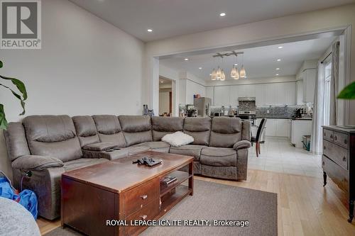 41 Northhill Avenue E, Cavan Monaghan, ON - Indoor Photo Showing Living Room