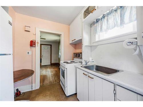 439 Maude Street, Petrolia, ON - Indoor Photo Showing Kitchen