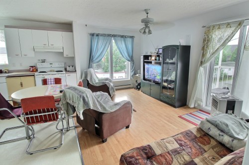 Salon - 68B Av. Dallaire, Rouyn-Noranda, QC - Indoor