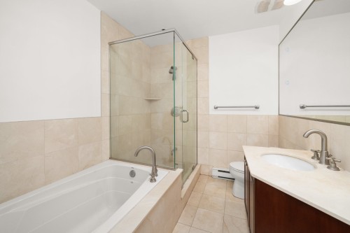 Salle de bains attenante à la CCP - 303-205 Av. Victoria, Westmount, QC - Indoor Photo Showing Bathroom