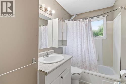 322 U Avenue N, Saskatoon, SK - Indoor Photo Showing Bathroom