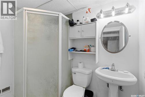 322 U Avenue N, Saskatoon, SK - Indoor Photo Showing Bathroom