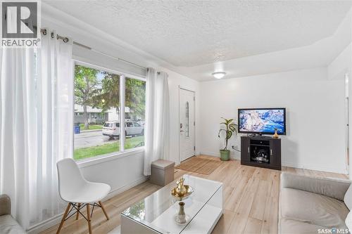 322 U Avenue N, Saskatoon, SK - Indoor Photo Showing Living Room