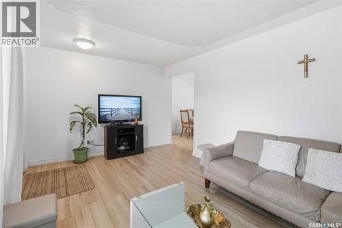 322 U Avenue N, Saskatoon, SK - Indoor Photo Showing Living Room