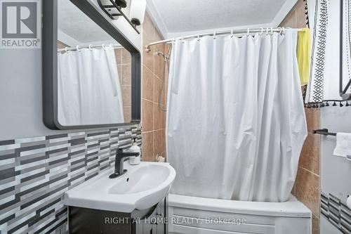 10 Pegler Street, London East (East L), ON - Indoor Photo Showing Bathroom