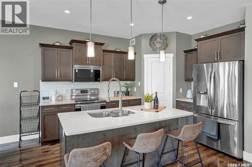 1049 Maplewood Drive, Moose Jaw, SK - Indoor Photo Showing Kitchen With Double Sink With Upgraded Kitchen