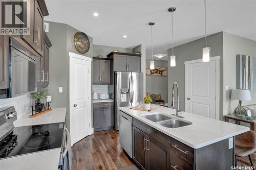 1049 Maplewood Drive, Moose Jaw, SK - Indoor Photo Showing Kitchen With Double Sink With Upgraded Kitchen