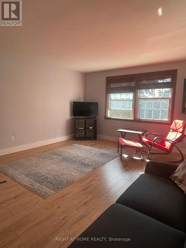 1 - 19 Johnson Place, St. Thomas, ON - Indoor Photo Showing Living Room