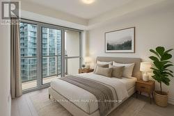 Bright and spacious bedroom. - 