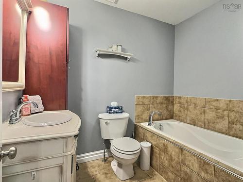 355 Queen Street, Truro, NS - Indoor Photo Showing Bathroom