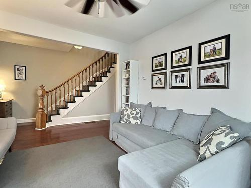 355 Queen Street, Truro, NS - Indoor Photo Showing Living Room