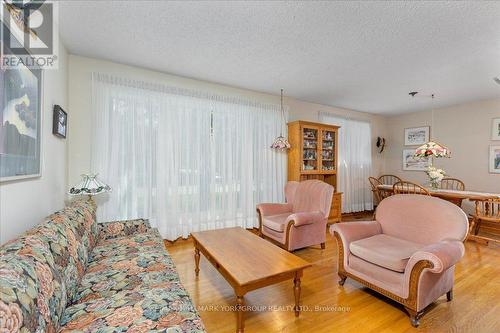2 Corbett Crescent, Aurora, ON - Indoor Photo Showing Living Room