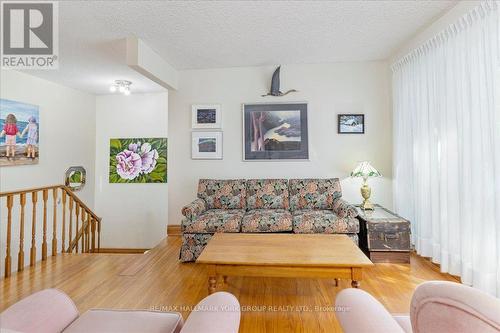 2 Corbett Crescent, Aurora, ON - Indoor Photo Showing Living Room