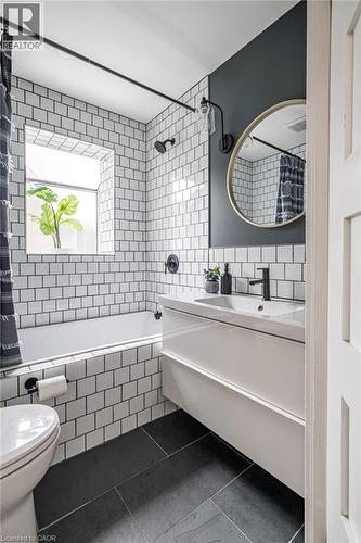 435 Dundurn Street S, Hamilton, ON - Indoor Photo Showing Bathroom