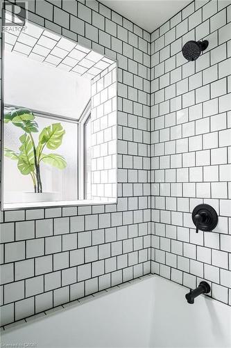 435 Dundurn Street S, Hamilton, ON - Indoor Photo Showing Bathroom