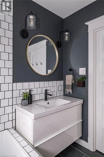 435 Dundurn Street S, Hamilton, ON - Indoor Photo Showing Bathroom
