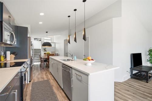 7 George Barone Bay, Winnipeg, MB - Indoor Photo Showing Kitchen With Double Sink With Upgraded Kitchen