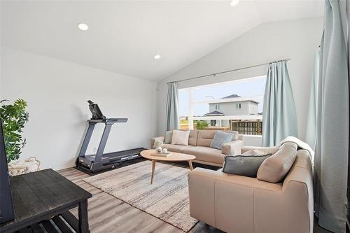 7 George Barone Bay, Winnipeg, MB - Indoor