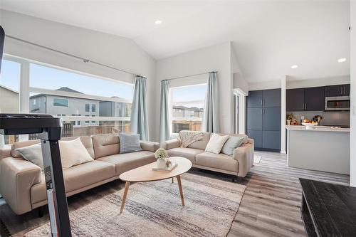 7 George Barone Bay, Winnipeg, MB - Indoor Photo Showing Living Room