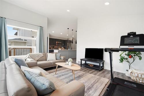 7 George Barone Bay, Winnipeg, MB - Indoor Photo Showing Living Room