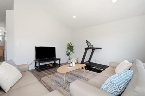7 George Barone Bay, Winnipeg, MB - Indoor