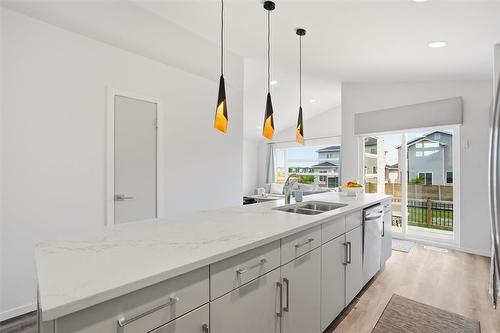 7 George Barone Bay, Winnipeg, MB - Indoor Photo Showing Kitchen With Double Sink