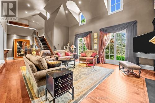 Living Room Showcases an 18' Vaulted Ceiling - 10090 Pineview Trail, Milton, ON - Indoor