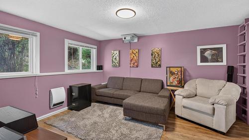 9-3000 Richter Street, Kelowna, BC - Indoor Photo Showing Living Room