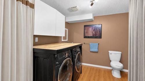 9-3000 Richter Street, Kelowna, BC - Indoor Photo Showing Laundry Room