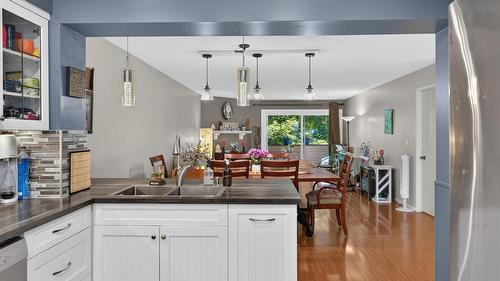 9-3000 Richter Street, Kelowna, BC - Indoor Photo Showing Kitchen With Double Sink