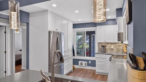 9-3000 Richter Street, Kelowna, BC - Indoor Photo Showing Kitchen