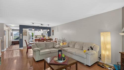 9-3000 Richter Street, Kelowna, BC - Indoor Photo Showing Living Room