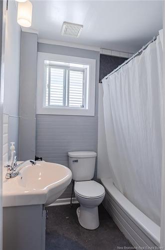 25 Clarendon St, Saint John, NB - Indoor Photo Showing Bathroom