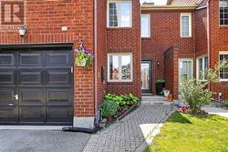 3 HEPBURN COURT  Ottawa, ON K2L 3Z3