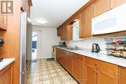Kitchen - loads of counter & cupboard space, w/o - 