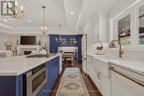 302 Harmony Road, Hamilton, ON - Indoor Photo Showing Kitchen With Upgraded Kitchen