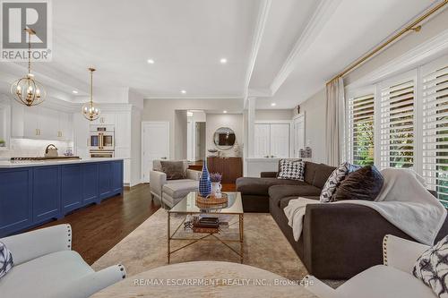 302 Harmony Road, Hamilton, ON - Indoor Photo Showing Living Room