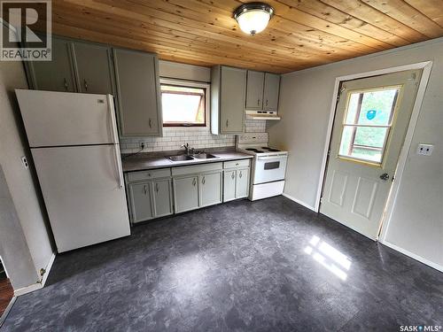 634 2Nd Street, Estevan, SK - Indoor Photo Showing Kitchen With Double Sink