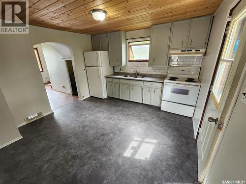 634 2Nd Street, Estevan, SK - Indoor Photo Showing Kitchen With Double Sink