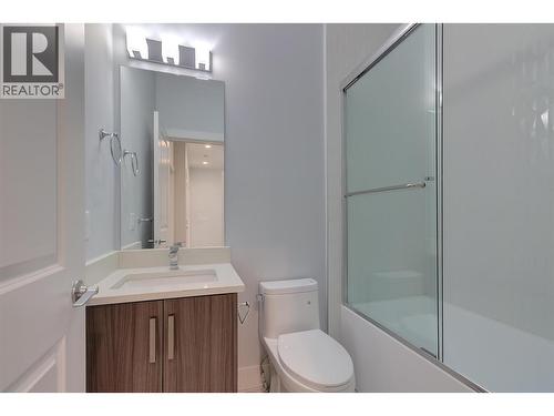 756 Glenwood Avenue Unit# 1, Kelowna, BC - Indoor Photo Showing Bathroom